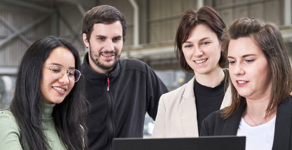 Junge Personen schauen in Laptop